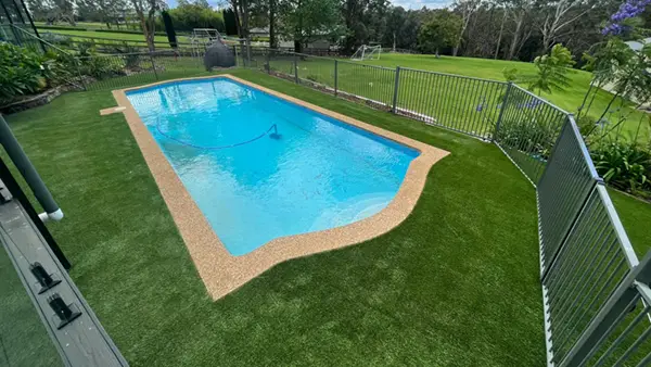 Fake-grass-around-pool Fake grass around pool